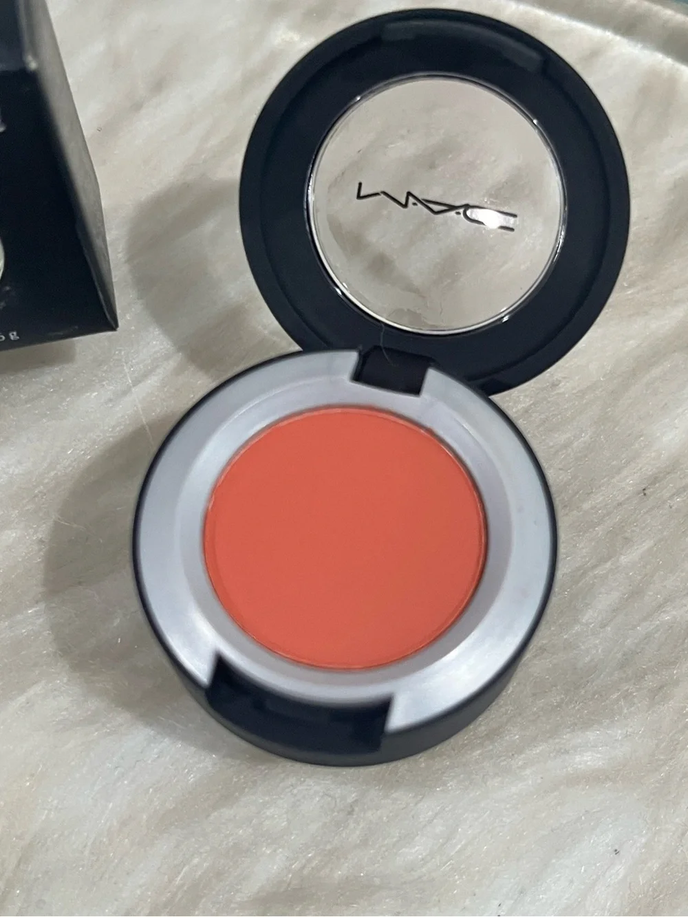 NEW MAC Cosmetics So Haute Right Now Powder Kiss Soft Matte Pigmented Eyeshadow